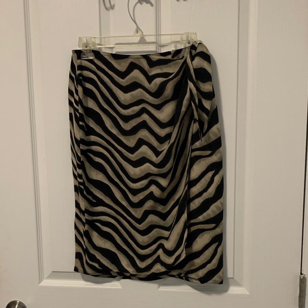 # 4/38 Ralph Lauren Black and Cream Zebra wrap Skirt, 100% silk, size 8